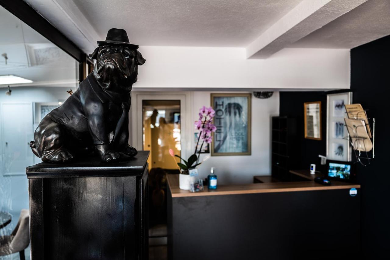 Hotel Eden Cassis - Centre-Ville- Piscine Chauffee, Jacuzzi Et Sauna - Parking Prive
