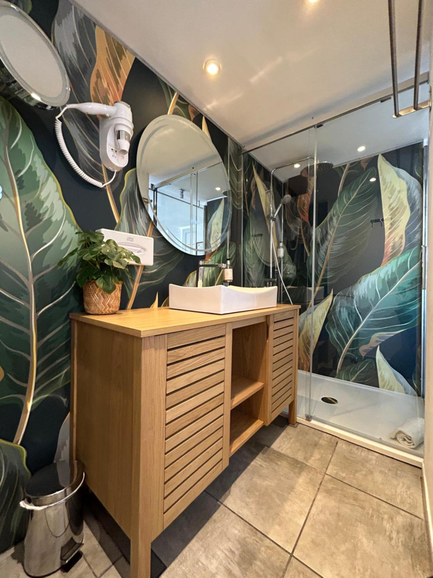 Hotel Eden Cassis - Centre-Ville- Piscine Chauffee, Jacuzzi Et Sauna - Parking Prive Hotel 3*