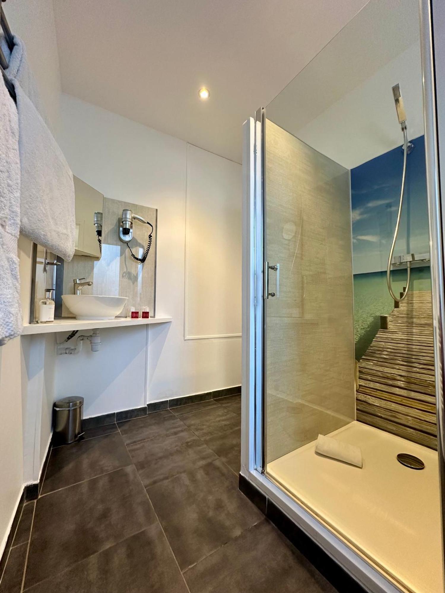 Hotel Hotel Eden Cassis - Centre-Ville- Piscine Chauffee, Jacuzzi Et Sauna - Parking Prive 3*