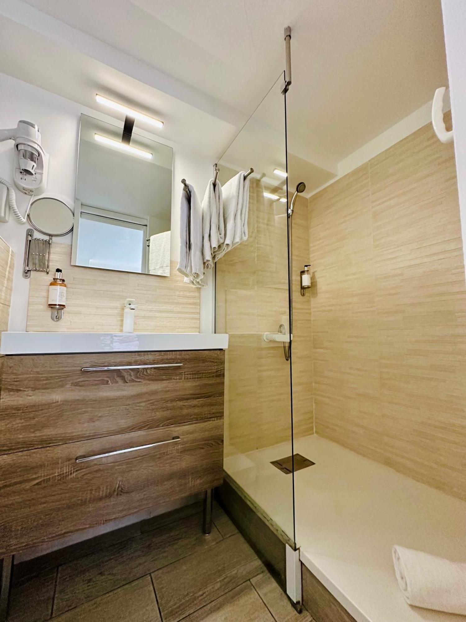 Hotel Eden Cassis - Centre-Ville- Piscine Chauffee, Jacuzzi Et Sauna - Parking Prive 3* Cassis