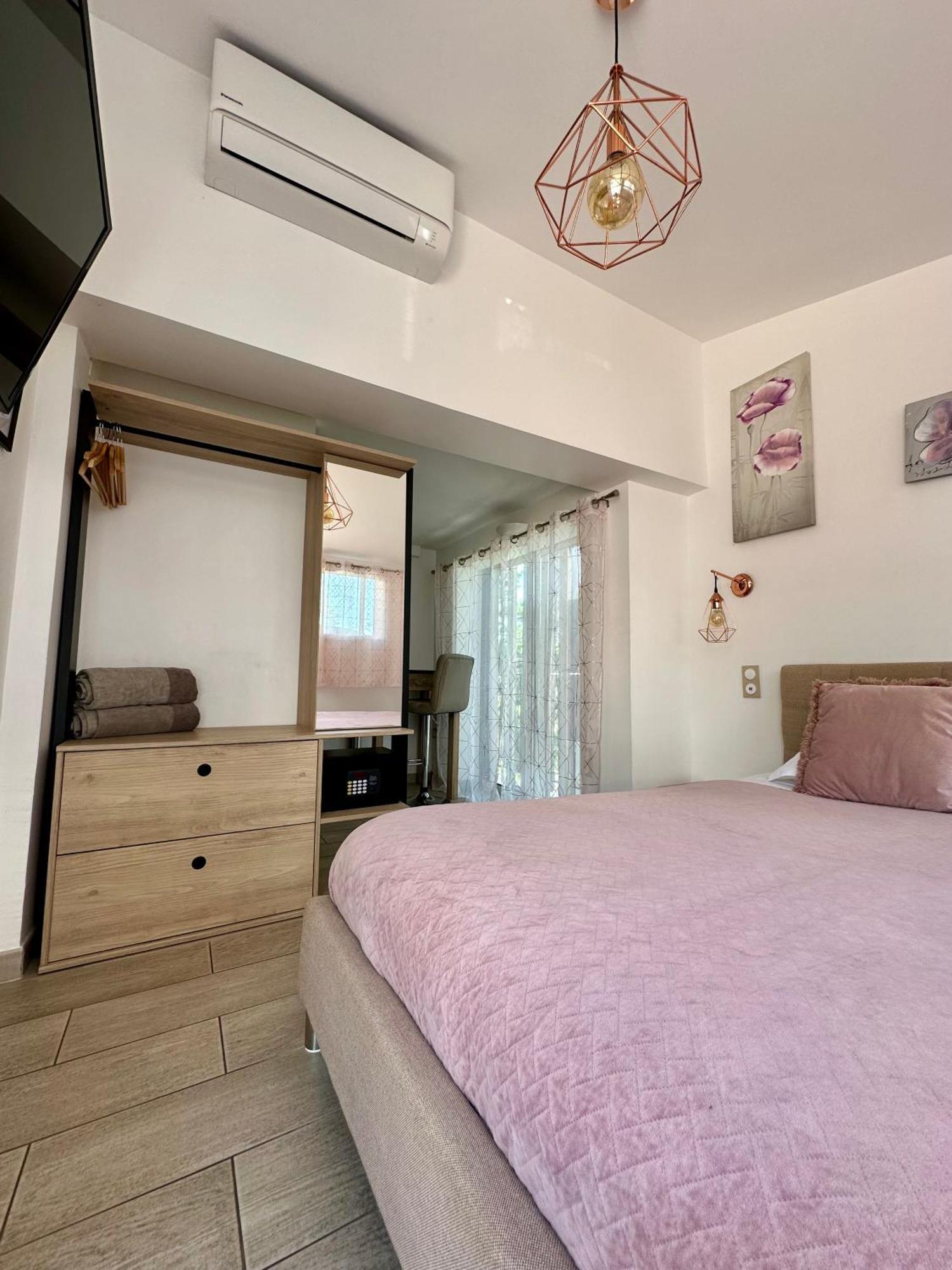 Hotel Hotel Eden Cassis - Centre-Ville- Piscine Chauffee, Jacuzzi Et Sauna - Parking Prive