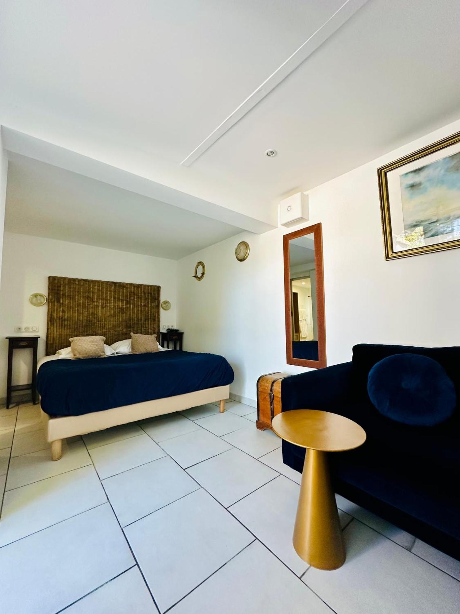 Hotel Eden Cassis - Centre-Ville- Piscine Chauffee, Jacuzzi Et Sauna - Parking Prive