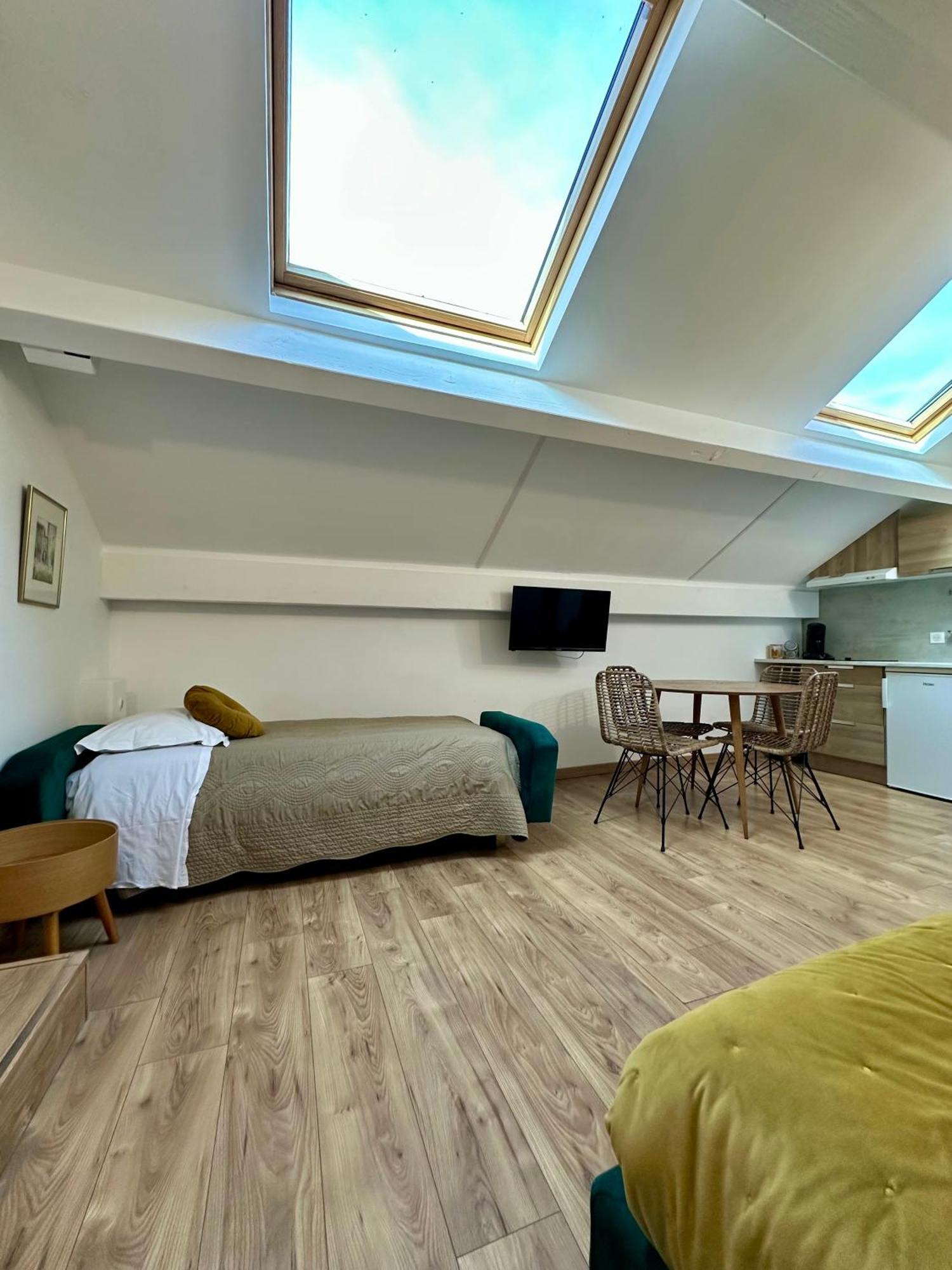 Hotel Eden Cassis - Centre-Ville- Piscine Chauffee, Jacuzzi Et Sauna - Parking Prive Cassis