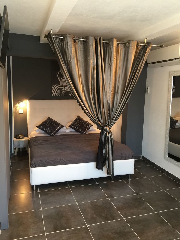 Hotel Eden Cassis - Centre-Ville- Piscine Chauffee, Jacuzzi Et Sauna - Parking Prive Hotel