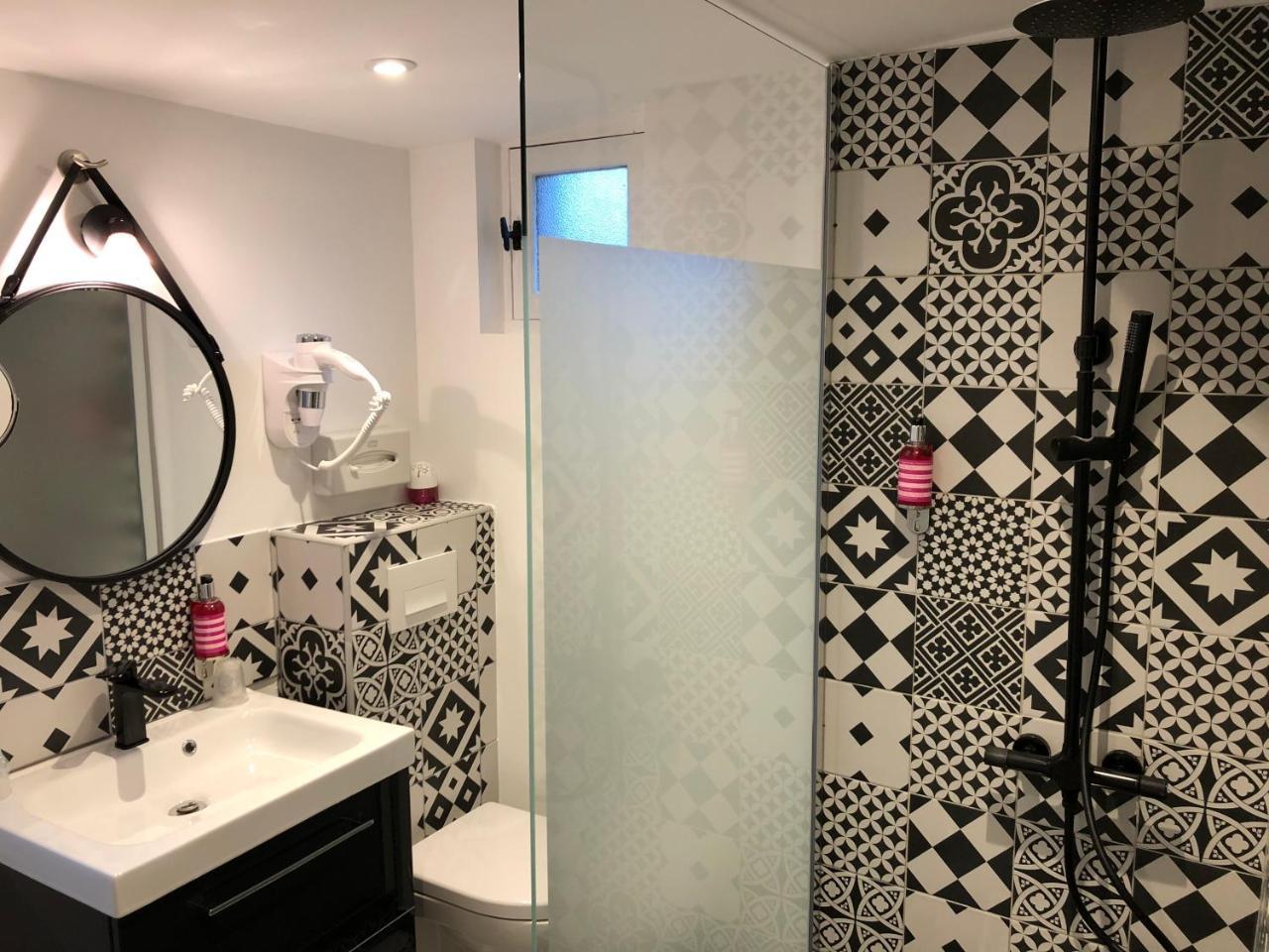 Hotel Eden - Centre-ville- Piscine Chauffee, Jacuzzi Et Sauna - Parking Prive Cassis